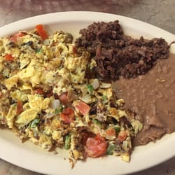Lira's Restaurant - Scrambled juevos con Mexican salsa