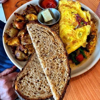 Hatch 44 Cafe - Veggie Omelet Mushrooms, spinach, tomatoes, onions, served with seasoned potatoes and toast - Cafes Near Me - Metuchen, New Jersey