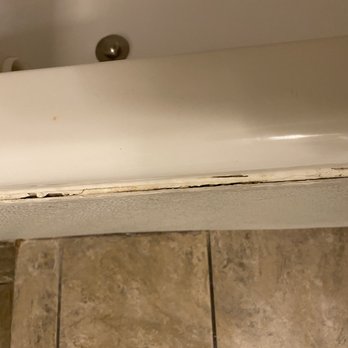 Surfer Beach Hotel - Cracks along the shower tub - San Diego, CA