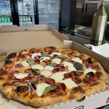 Santa Mozzarella Pizza - Pizza Near Me - St. Cloud, Florida