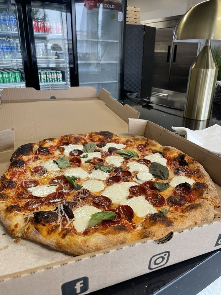 Santa Mozzarella Pizza Image