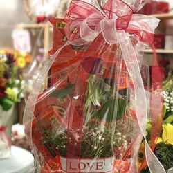 Hearts 'N Flowers - Customized Reese Peanut Butter Cup Basket