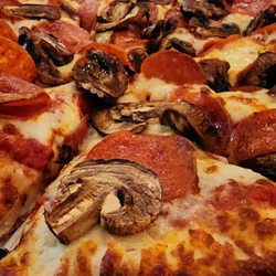 Redwood Pizza and Wings - Duarte - Medium Pepperoni & Mushroom Pizza