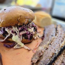 Gee's Barbecue - Up close