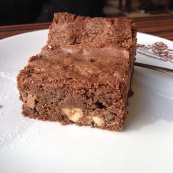 Brownie Box - Ferrero Rocher Brownie - Desserts Near Me - London, XGL Brownie Box - Ferrero Rocher Brownie - Desserts Near Me - London, XGL