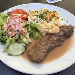 Café Museum - Rinderhüftsteak mit Rotwein-Senfsoße Kartoffelgratin