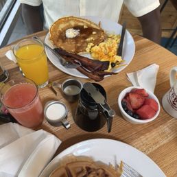 We had the Big Bad breakfast and Chicken and Waffles, the freshly squeezed orange and grapefruit juices were amazing! We had the Big Bad breakfast and Chicken and Waffles, the freshly squeezed orange and grapefruit juices were amazing!