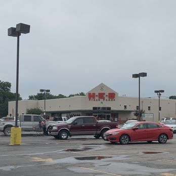 H-E-B - ows a red car in a parking lot - Grocery Near Me - Luling, Texas H-E-B - ows a red car in a parking lot - Grocery Near Me - Luling, Texas