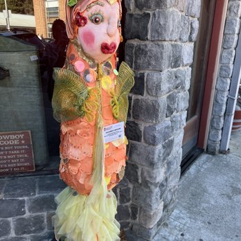 Linn's Restaurant - Scarecrow festival outside of these shops in October - American Near Me - Cambria, California Linn's Restaurant - Scarecrow festival outside of these shops in October - American Near Me - Cambria, California