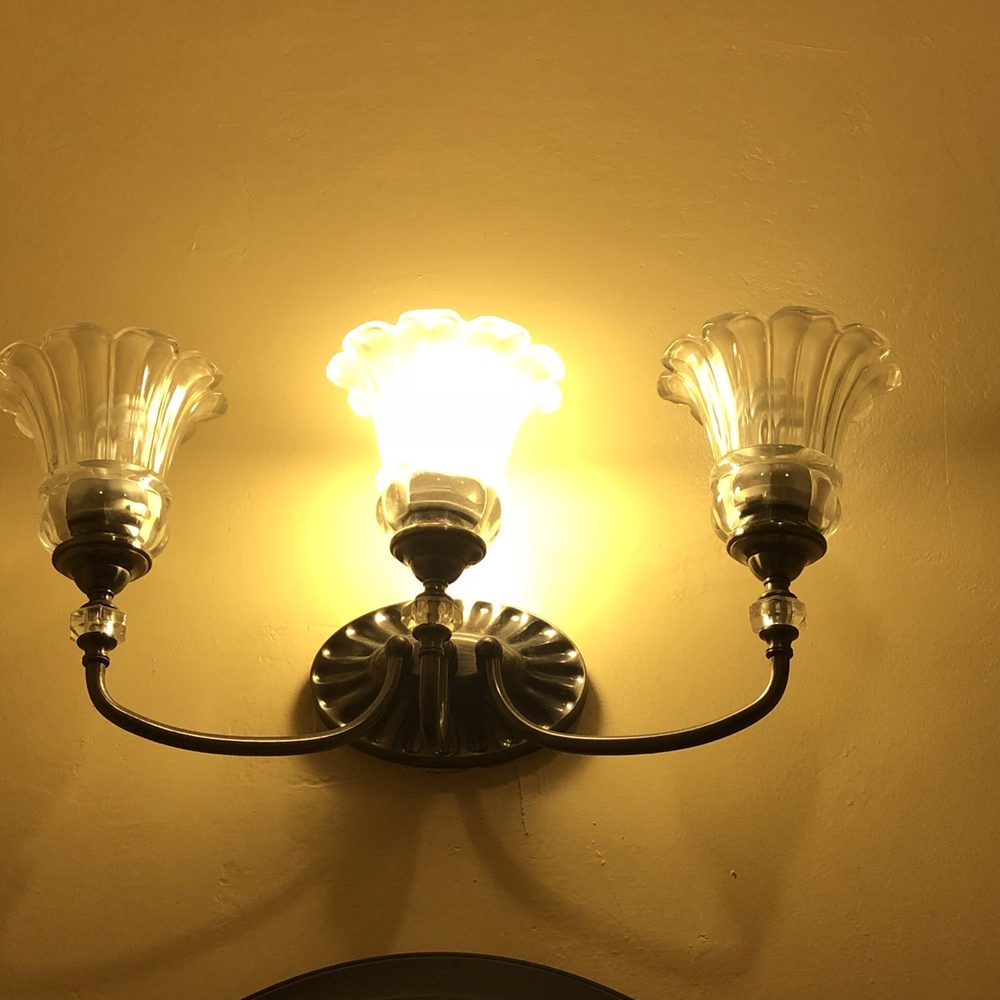 Sonora Inn - One lightbulb that worked in the bathroom - Hotels Near Me - Sonora, California Sonora Inn - One lightbulb that worked in the bathroom - Hotels Near Me - Sonora, California