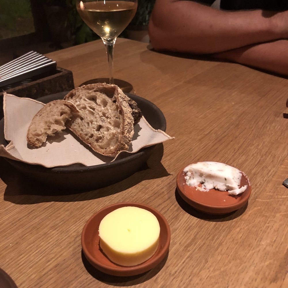 Barr - White and brown bread served with salted butter. Also a deliciously creamy pork fat with thyme, lime zest, onion and bits of crispy pork. - Modern European Near Me - København