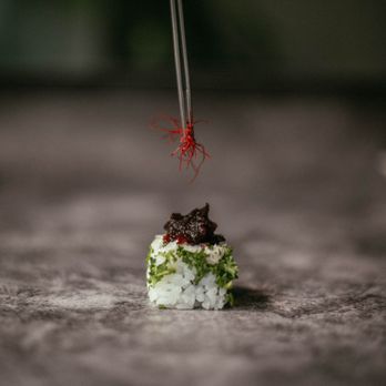 Robata - Bad Boy. Uramaki de solomillo de buey salteado, setas shiitake, aguacate y cebollitas caramelizadas. - Japanese Near Me - Barcelona, B Robata - Bad Boy. Uramaki de solomillo de buey salteado, setas shiitake, aguacate y cebollitas caramelizadas. - Japanese Near Me - Barcelona, B