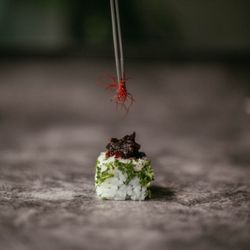 Robata - Bad Boy. Uramaki de solomillo de buey salteado, setas shiitake, aguacate y cebollitas caramelizadas.