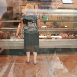 Landmetzgerei Debes - Von draußen nach drinnen geguckt
