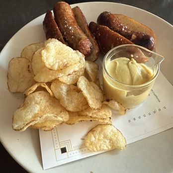 The Lobbyist - Happy hour Hot dogs - Bars Near Me - Memphis, Tennessee