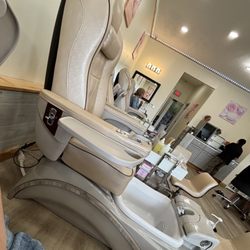 DD’s Nails - 6 pedicure chairs