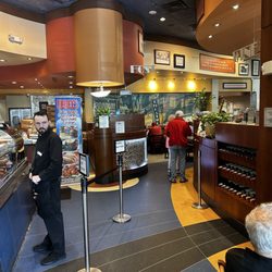 Ben's Kosher Delicatessen Restaurant & Caterers - Dining area