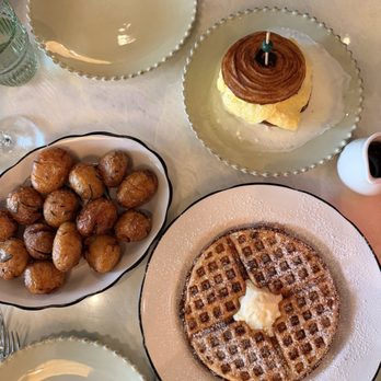 Hotel Daphne - Breakfast at the Hypsi restaurant here - Hotels Near Me - Houston, Texas