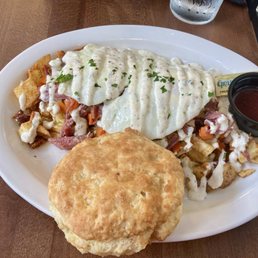 Corned beef hash with biscuit and homemade strawberry jam Corned beef hash with biscuit and homemade strawberry jam