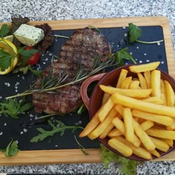 Lo´ Smeraldo - Steak (medium) mit Kräuterbutter und Pommes