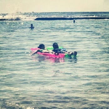 Waikiki Beach - Floating on Waikiki beach (floats from ABC store) - Beaches Near Me