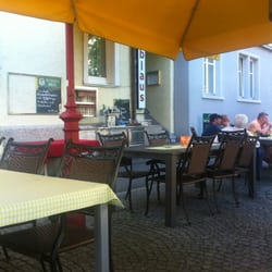 Reblaus - Strassenseitiger aber schattiger Gastgarten.