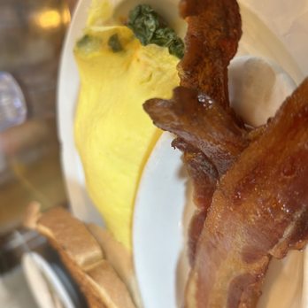 Toast - Bacon and omlette - Breakfast & Brunch Near Me - New Orleans, Louisiana Toast - Bacon and omlette - Breakfast & Brunch Near Me - New Orleans, Louisiana