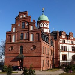 Skulpturenpark Schloss Wiligrad - Schloss Wiligrad mit Löwenmonument und goldenen Greif am Hochufer des Schweriner Außensees