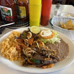 Bistec a la Mexicana/steak fajitas. Bistec a la Mexicana/steak fajitas.