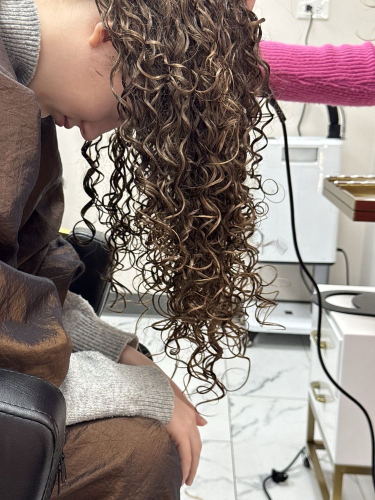 Salon 224 Curls Studio Logo
