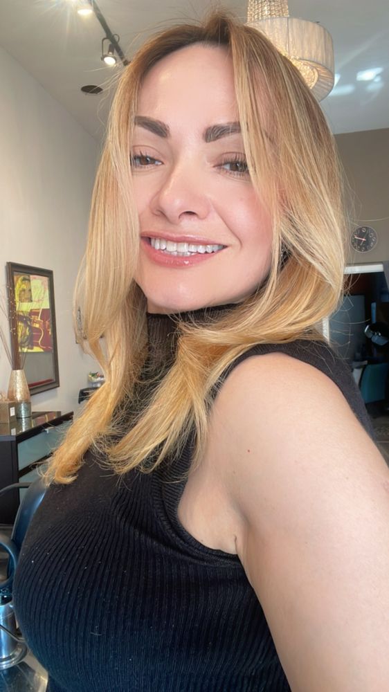 Izzy Hair Design Logo