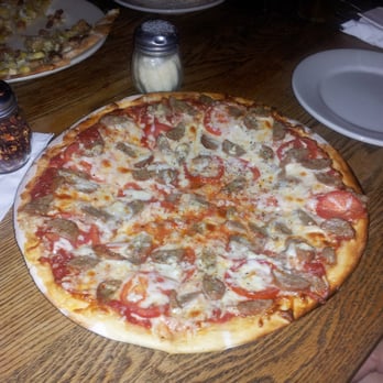 Offshore Ale - Special of the night, cheese base with double garlic, tomatoes and sausage - Breweries Near Me - Oak Bluffs, Massachusetts Offshore Ale - Special of the night, cheese base with double garlic, tomatoes and sausage - Breweries Near Me - Oak Bluffs, Massachusetts