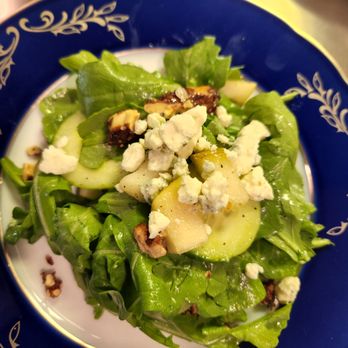 Aspen Chef Kyle - Organic Arugula Pear salad with candied walnuts and blue cheese - Personal Chefs Near Me - Aspen, Colorado Aspen Chef Kyle - Organic Arugula Pear salad with candied walnuts and blue cheese - Personal Chefs Near Me - Aspen, Colorado