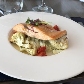 360 Restaurant - Lunch salmon main course - Canadian (New) Near Me - Toronto, Ontario
