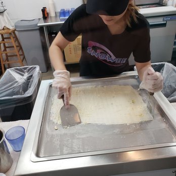 Snowee Rolls - Spreading over the cooling plate. - Ice Cream & Frozen Yogurt Near Me - Morgan Hill, California