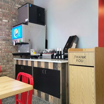 Byrd’s Hot Chicken - Clean and organized dining area - Halal Near Me - Schaumburg, Illinois