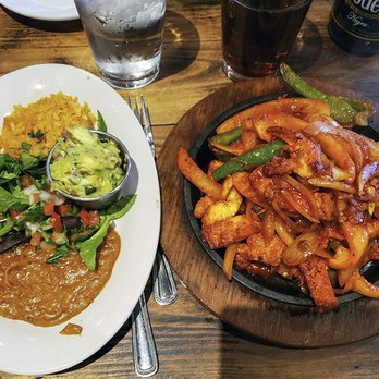Cafe El Tapatio - Sizzling Pollo Fajitas with all the trimmings - Mexican Near Me - Glenview, Illinois