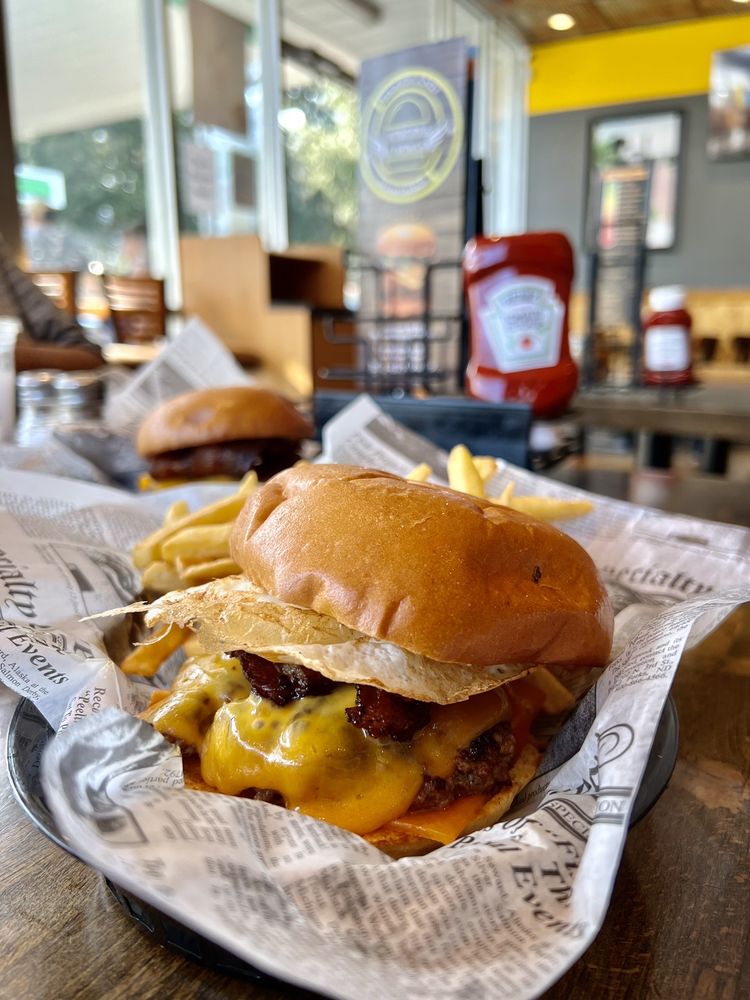 Woodland Burger & Wings Logo