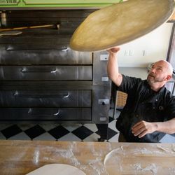 Casa Mia Pizzeria - Spinning Pizza!