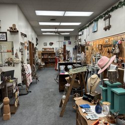 The Wooden Robin - So much to look at and such a nice selection of gift items.