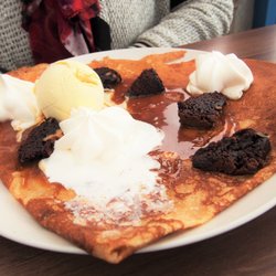 Crêperie La Route du Phare - Crêpe dessert au froment avec morceaux de brownies maison, CBS, chantilly et boule de glace vanille