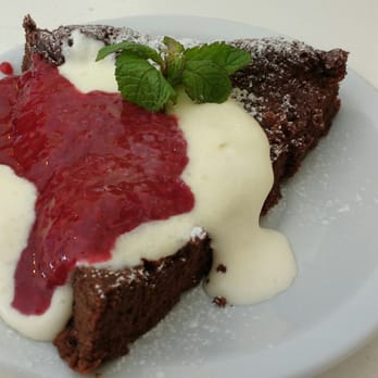 Suculentas - Torta húmeda de chocolate sin harina, crema batida a medio punto y jalea de frutos rojos. Buenísima. - Breakfast & Brunch Near Me - Buenos Aires, C