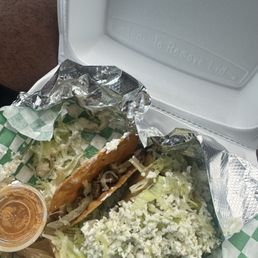 Tacos dorados sin casi nada de carne. Descarados Tacos dorados sin casi nada de carne. Descarados