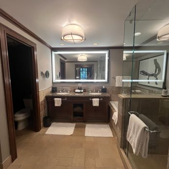 Four Seasons Resort - Hotels Near Me - Squamish, British Columbia