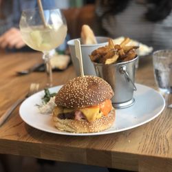 Monsieur Auguste - Le burger d'Auguste (viande de bœuf, poitrine fumé, cheddar, coleslaw, oignons rouges, salade ketchup au bourbon) - 16€