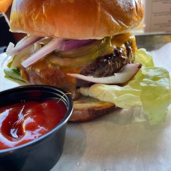 Idyllwild Brewpub - Classic Cheeseburger - Brewpubs Near Me - Idyllwild, California Idyllwild Brewpub - Classic Cheeseburger - Brewpubs Near Me - Idyllwild, California