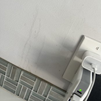 Hollywood VIP Hotel - Dirty wall scratches (floors and surfaces are clean!) - Hotels Near Me - Los Angeles, California Hollywood VIP Hotel - Dirty wall scratches (floors and surfaces are clean!) - Hotels Near Me - Los Angeles, California