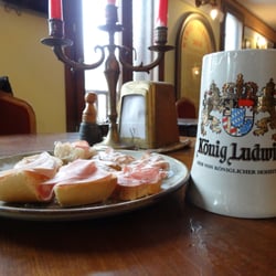 Kyrie Eleison Bar, ein kühles Bier im Tonkrug und Brötchen - das lässt das Herz höher schlagen!