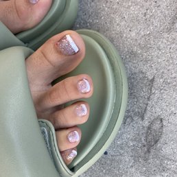 Liked my toes more than my fingernails (she got me a little tho lol ouchie!) Liked my toes more than my fingernails (she got me a little tho lol ouchie!)
