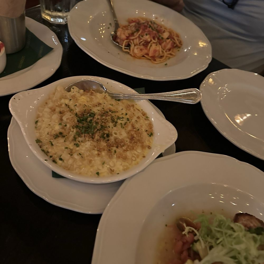 Goodwin’s - Mac & cheese and crab pasta - Cocktail Bars Near Me - Dallas, Texas